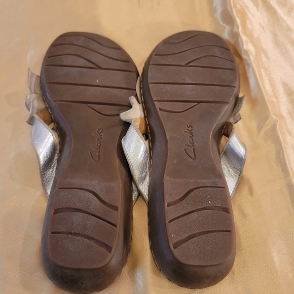 Clarks Bendables Silver Leather Summer Sandals Size 9.5 - Picture 2 of 5
